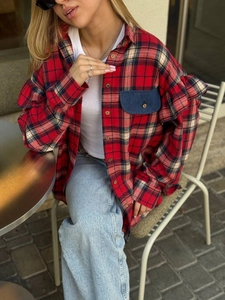 Veste chemise à carreaux vintage rouge et noir pour femme avec poche bleue contrastante