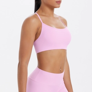 Vue latérale de l'ensemble de yoga rose sans couture avec bretelles croisées et legging