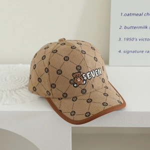 Détail de la casquette en velours côtelé marron pour enfant avec broderie d'ours