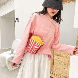 Detail of creative popcorn shaped crossbody bag with red and white stripes and gold chain