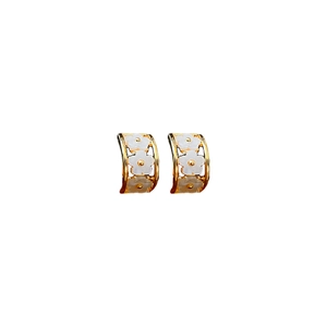 Sweet C-shaped gold hoop earrings with white hollow flowers for an elegant fashion style