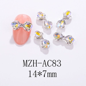Detail von 14x7mm Luxus-Schleifen-Nagelschmuck mit AB-Strasssteinen auf weißem Hintergrund