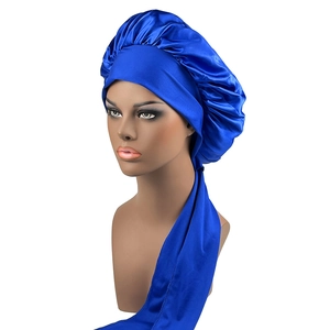 Cuffia da notte in raso blu con ampi nastri per la cura dei capelli vista sul modello