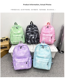 Detalle de cinco mochilas escolares acolchadas en verde, negro, rosa, violeta y azul claro