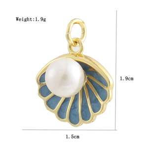 Vue détaillée du pendentif coquillage plaqué or 18K avec émail bleu et perle avec mesures