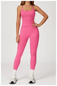 Détail de l'ensemble de yoga rose sans couture avec texture côtelée et legging de fitness