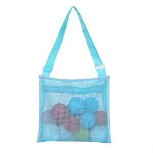Detailansicht der hellblauen Strandtasche aus Netzgewebe mit verstellbarem Gurt und Spielzeug