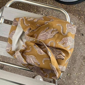 Sac fourre-tout en toile de coton à imprimé léopard avec bandoulière sur chaise