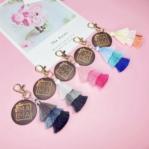 Set of 5 wooden MAMA keychains with colorful tassels and golden metal clasps for gifts