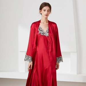 Ensemble pyjama en soie rouge pour femme avec nuisette et peignoir garnis de dentelle