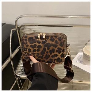 Dettaglio borsa a tracolla leopardata con doppia zip dorata e tracolla larga