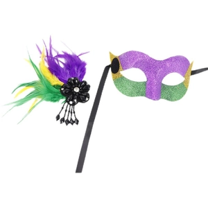 Détail du masque de mascarade avec paillettes violettes et vertes et plumes décoratives
