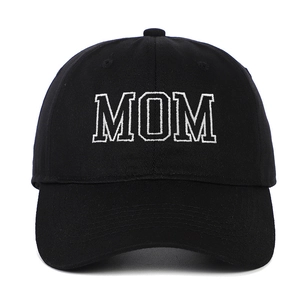 Gros plan de la broderie MOM blanche sur une casquette de baseball en coton noir