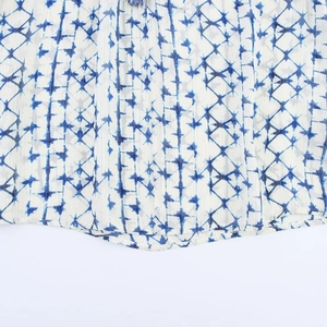 Camicetta da donna con stampa geometrica blu e bianca e fili d'oro metallizzati