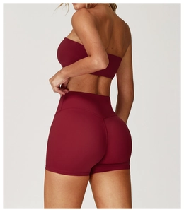 Nahaufnahme der hoch taillierten Yoga-Shorts in Burgund mit Lift- und Kompressionsdetails