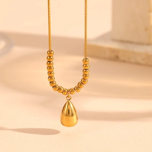 Vue détaillée d'un pendentif goutte d'eau plaqué or 18k sur une chaîne serpent chic