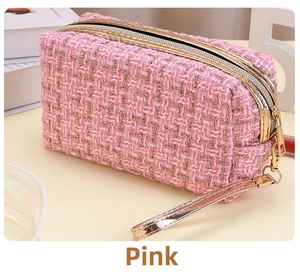 Detailansicht der rosa Tweed-Kosmetiktasche mit Gold-Reißverschluss und Handschlaufe