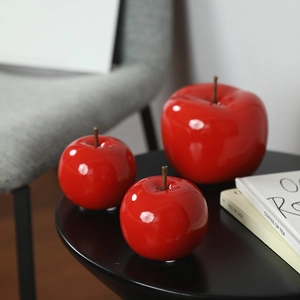 Lot de pommes décoratives en céramique rouge brillant au design moderne et épuré