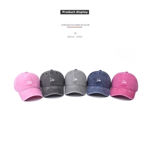 Cinq couleurs de casquettes en coton délavé avec broderie Disco sur fond blanc