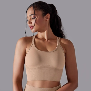 Détail de la brassière de sport à dos croisé avec ourlet côtelé et tricot sans couture