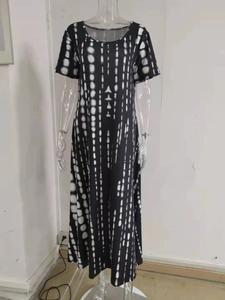 Abito lungo a maniche corte con stampa tie-dye astratta bianca e nera e girocollo
