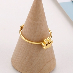 Bague ouverte patte de chat dorée en acier inoxydable avec zircons sur présentoir