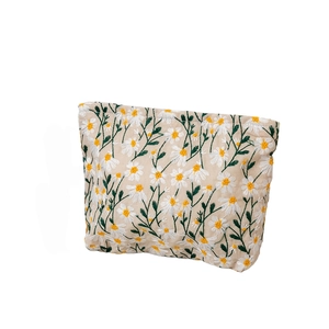 Beige floral makeup bag with daisy embroidery and high-quality canvas fabric texture