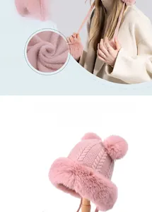 Detail der rosa Damenstrickmütze mit dickem Plüschfutter und Kunstpelz-Bommeln