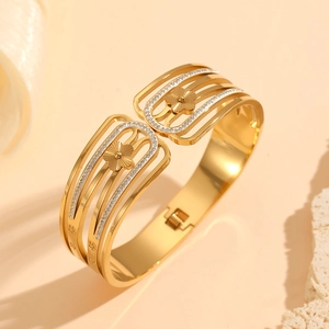 Dettaglio macro del bracciale floreale in acciaio inossidabile placcato oro 18k