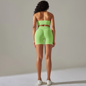 Dettaglio del set fitness verde neon senza cuciture con design posteriore ed effetto push-up