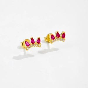 Detailansicht goldener Kronenohrringe mit roten Tropfen-Edelsteinen und Diamanten