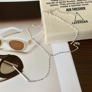 Detailed close-up of S925 sterling silver chain with minimalist bar pendant and S925 stamp