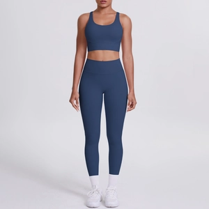 Détail d'un ensemble de yoga taille haute avec brassière bleu marine et legging
