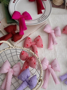 Dettaglio di fiocchi 3D in cotone imbottito in vari colori e motivi per decorazioni festive