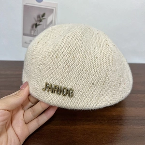 Béret tricoté beige pour femme avec paillettes dorées et logo métallique