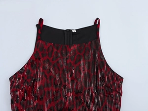 Détail d'une robe à paillettes rouges et noires avec fermeture éclair et étiquette S