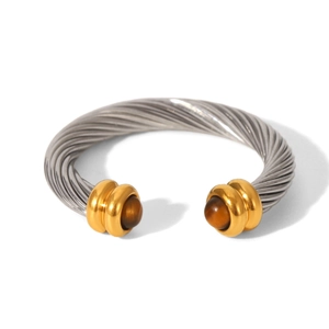 Vue détaillée d'un bracelet torsadé avec accents dorés et perles en oeil de tigre