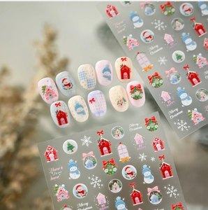 Détails d'autocollants pour ongles de Noël avec bonhommes de neige et motifs de fête
