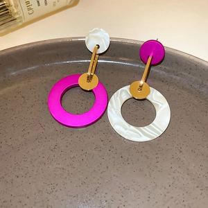 Asymmetric magenta and marble acrylic hoop earrings with gold alloy geometric studs