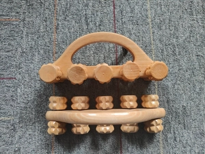 Detailansicht von zwei ergonomischen Holz-Massagegeräten mit speziellen Zahnrädern