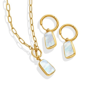 Parure collier chaîne trombone et créoles dorées avec pendentifs rectangulaires en nacre