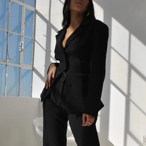Elegant two-piece black long-sleeved blazer and high-waist trousers set for women