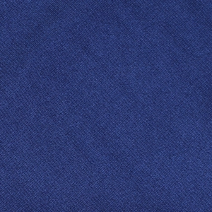 Vue macro du tissu en satin bleu foncé montrant la texture fine et les détails de tissage