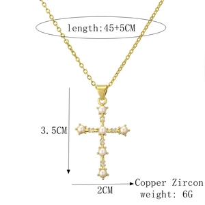 Dettaglio del ciondolo a croce con perle e zirconi con catena da 45+5cm e dimensioni