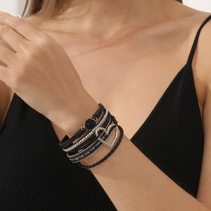 Bracciale multistrato alla moda con ciondolo a cuore, cinturini in pelle nera e strass lucidi