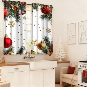 Détail de rideaux café de Noël avec anneaux métalliques et imprimé d'ornements festifs