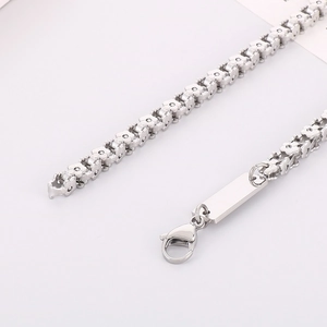 Dettaglio della collana con catena a fiori in acciaio titanio con chiusura a moschettone