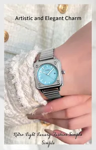 Orologio al quarzo quadrato GEDI argento con quadrante azzurro al polso di una donna