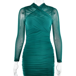 Détail de robe longue manche en maille vert foncé avec texture froncée et col croisé