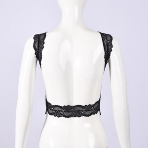 Détail d'un haut court en dentelle noire avec motifs floraux ajourés et dos ouvert